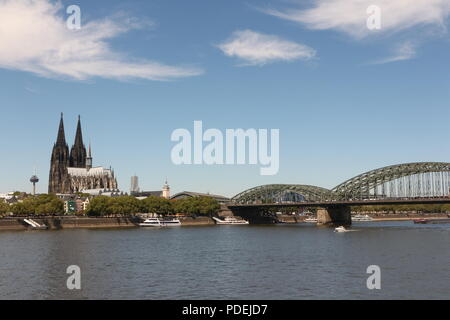 Blick auf den Kölner Dom und die Hohenzolernbrücke über den Rhein bei Köln Banque D'Images