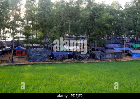 Réfugiés Rohingyas se réfugier sur une colline à Kutupalong, Cox's Bazar, Bangladesh Banque D'Images