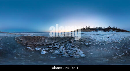 L'aube sur une plage de l'île d'Olkhon. 360° panorama vr sphérique Banque D'Images