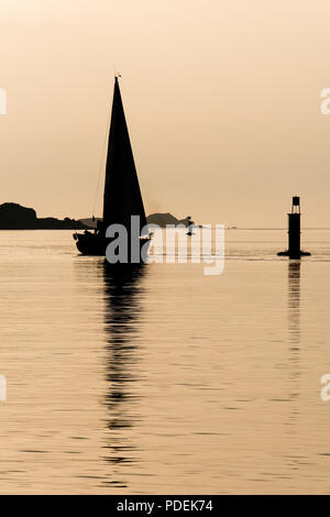 Yachts à voile pour une soirée à la lumière breez comme une activité après le travail dans l'Aber Wrac'h estuaire, à l'ouest Bretagne, France. Banque D'Images