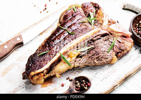 Ribeye Steak de boeuf grillé aux épices on cutting board Banque D'Images