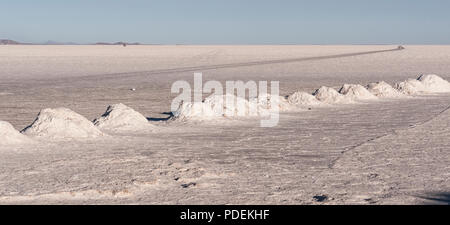 L'extraction de sel à Colchani avec sel de pyramides, prêt pour la récolte, dans l'Uyuni salt flat (Salar de Uyuni), Bolivie, Amérique du Sud. Banque D'Images