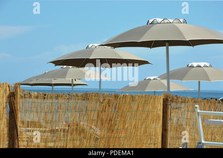 Des parasols sur la plage Banque D'Images