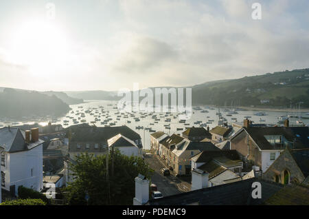 Lever tôt le matin plus de bateaux amarrés dans l'estuaire dans la jolie ville de voile Salcombe en South Hams,Devon, Angleterre Banque D'Images