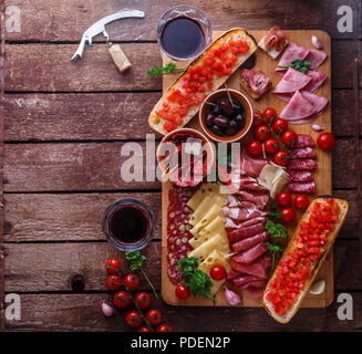 La viande et le fromage pour apéritif vin rouge sur fond rustique, flatlay, copiez l'espace. Banque D'Images