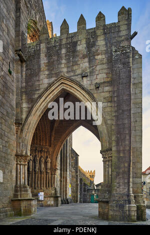 Porte de la cathédrale de Santa María du XII siècle, ville de Tuy, province de Pontevedra, Galice, Espagne, Europe Banque D'Images