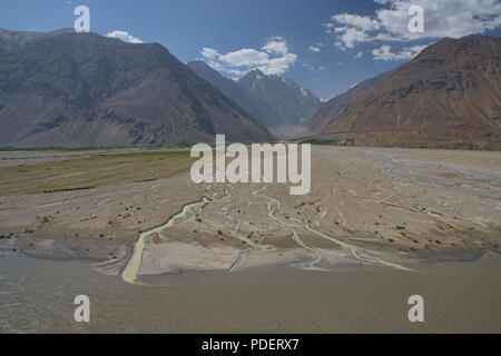 Le Pamir sauvages puis Piandj divise l'Afghanistan et le Tadjikistan le long de la vallée de Wakhan, Pamir Highway, au Tadjikistan. Banque D'Images