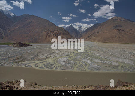 Le Pamir sauvages puis Piandj divise l'Afghanistan et le Tadjikistan le long de la vallée de Wakhan, Pamir Highway, au Tadjikistan. Banque D'Images