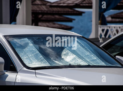 Réflecteur de soleil pare-brise. Protection de la voiture de bord de la lumière directe du soleil. Banque D'Images