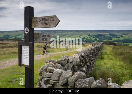 Les amateurs de VTT descente de la piste de Nidderdale Six Dales, Yorkshire du Nord. Banque D'Images