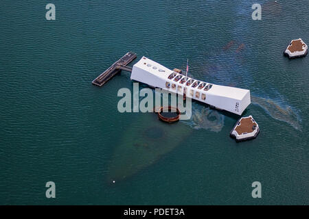 Vue aérienne de l'USS Arizona Memorial, la Deuxième Guerre mondiale, la Vaillance dans la Pacific National Monument à Pearl Harbor, Honolulu, Hawaii Banque D'Images