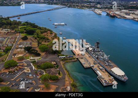 Vue aérienne de l'USS Missouri (BB-63) et le cuirassé USS Arizona Memorial, la Deuxième Guerre mondiale, la Vaillance dans la Pacific National Monument à Pearl Harbor, Honolulu Banque D'Images