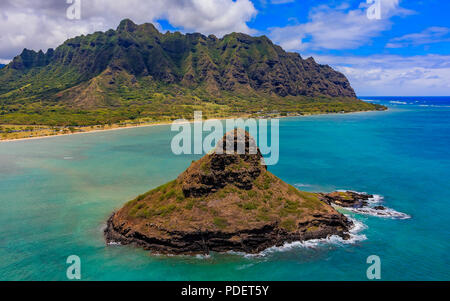 Vue aérienne de la côte d'Oahu et de l'île Mokoli'i (anciennement connue sous le nom de « chapeau de Chinaman ») à Hawaï à partir d'un hélicoptère Banque D'Images