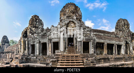 Vue panoramique du Bayon complexe dans les ruines d'Angkor Wat, au Cambodge Banque D'Images