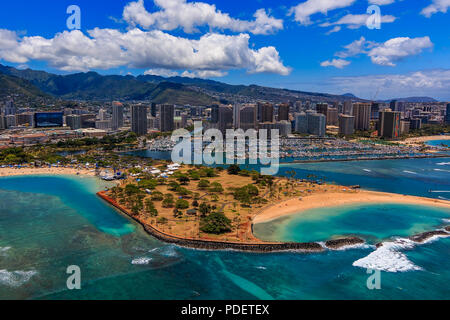 Vue aérienne de Ala Moana Beach Park à Honolulu Hawaii depuis un hélicoptère Banque D'Images