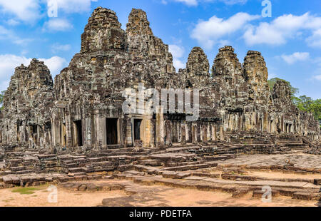 Vue panoramique du Bayon complexe dans les ruines d'Angkor Wat, au Cambodge Banque D'Images