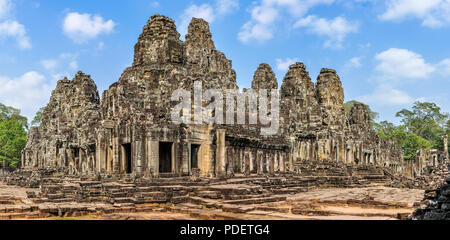 Vue panoramique du Bayon complexe dans les ruines d'Angkor Wat, au Cambodge Banque D'Images