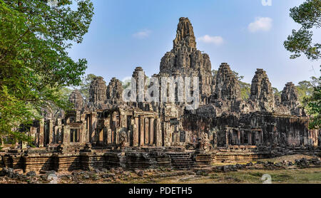 Vue panoramique du Bayon complexe dans les ruines d'Angkor Wat, au Cambodge Banque D'Images