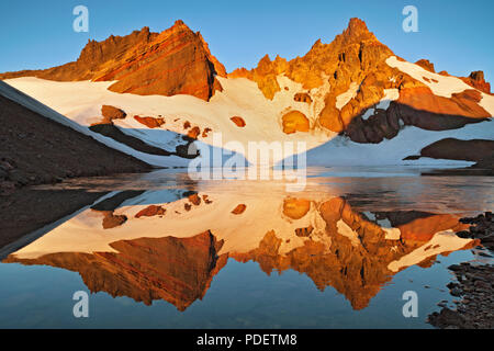 Le crépuscule civil pré dawn glow sur le Centre de l'Oregon est cassé haut reflétant dans Bend le lac Glacier. Banque D'Images