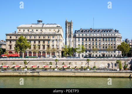 Les rives de la Seine au cours de l'été avec l'événement Paris-Plages Châtelet théâtre sur la gauche et la Tour Saint-Jacques en arrière-plan. Banque D'Images