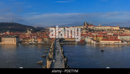 Seuls piétons Pont Charles (alias Pont de Pierre, Pont Kamenny plus, Prague, Prazhski la plupart) sur la Vltava à Prague, République tchèque après su Banque D'Images