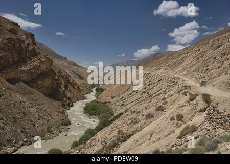 Le Pamir sauvages puis Piandj divise l'Afghanistan et le Tadjikistan le long de la vallée de Wakhan, Pamir Highway, au Tadjikistan. Banque D'Images