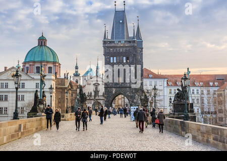 Seuls piétons Pont Charles (alias Pont de Pierre, Pont Kamenny plus, Prague, Prazhski la plupart) sur la Vltava à Prague, République tchèque après su Banque D'Images