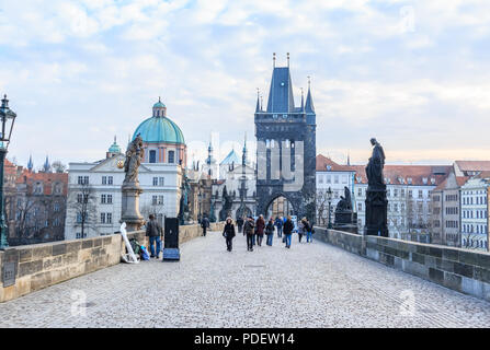 Seuls piétons Pont Charles (alias Pont de Pierre, Pont Kamenny plus, Prague, Prazhski la plupart) sur la Vltava à Prague, République tchèque après su Banque D'Images