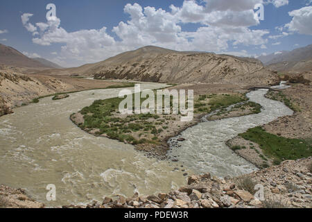 Le Pamir sauvages puis Piandj divise l'Afghanistan et le Tadjikistan le long de la vallée de Wakhan, Pamir Highway, au Tadjikistan. Banque D'Images