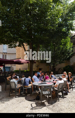 Les personnes qui boivent dans un café, la ville de Bergerac, Dordogne, France Europe Banque D'Images