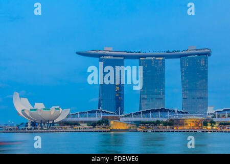 Singapour - Le 20 janvier 2014 : l'hôtel en forme de planche de surf luxueuses et Marina Bay Sands casino et lotus-inspiré Musée ArtScience avant le coucher du soleil Banque D'Images