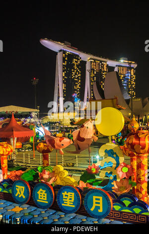 Singapour, Singapour - Le 20 janvier 2014 : l'hôtel en forme de planche de surf luxueuses et Marina Bay Sands casino décoré pour le Nouvel An chinois Banque D'Images