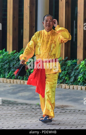 Xiamen, Chine - 14 septembre 2013 : interprète chinois vêtu d'un costume traditionnel pour la mi-automne Carnaval de Mooncake Folk Park de jeu en X Banque D'Images