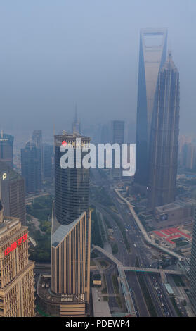 Shanghai, Chine - 16 juin 2013 : Avis de forte pollution d'horizon. La pollution de l'air lourd est devenu commun dans de nombreuses villes en Chine. Shanghai World Finan Banque D'Images