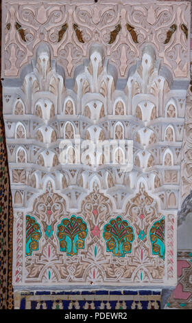 Sculpture en plâtre peint arabesque marocaine sur un mur d'un Riad à Fes, Maroc Banque D'Images