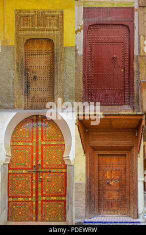 Collage de vieux bois traditionnels finement sculptée et portes marocaines cloutés Banque D'Images