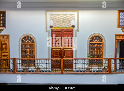 Fes, Maroc - 11 mai 2013 : cour intérieure dans un riad marocain Banque D'Images