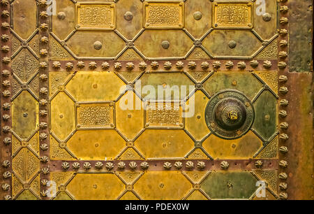 Travail du métal complexe sur la porte de l'Université Al Coran Karaouine à Fès, au Maroc, la plus ancienne université dans le monde Banque D'Images