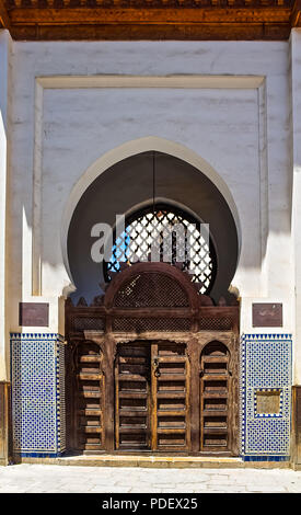 Ornements sculptés en cèdre porte mauresque arch décoré de mosaïque dans la médina de Fes, Maroc Banque D'Images