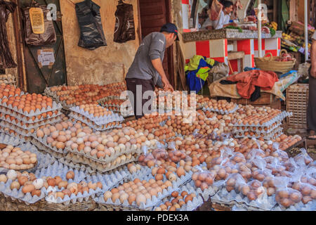 Fes, Maroc - 11 mai 2013 : les oeufs de poule au souk, le marché marocain dans la médina Banque D'Images