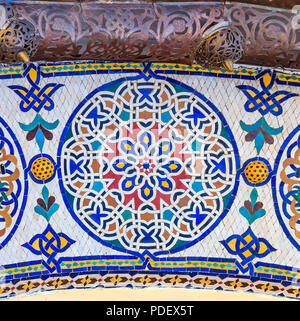 Mosaïque ornée et complexe le travail du métal sur la porte du palais du roi du Maroc à Fès, Maroc Banque D'Images