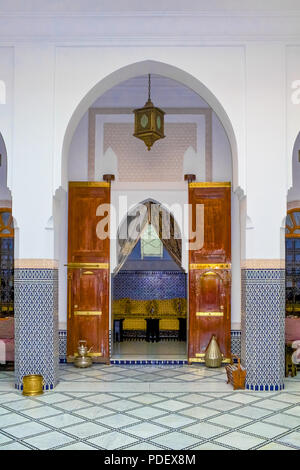 Fes, Maroc - 11 mai 2013 : cour intérieure dans un riad marocain, décoré de mosaïque de carreaux mauresques, arch et cedar portes sculptées Banque D'Images