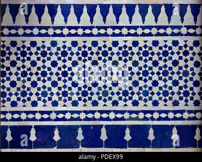 Modèle de tuile traditionnelle marocaine décoré dans un riad au Maroc Banque D'Images