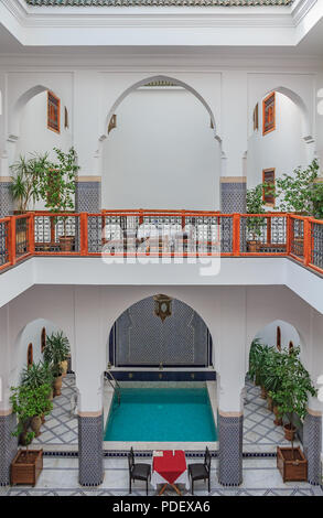 Fes, Maroc - 11 mai 2013 : cour intérieure avec des murs et du sol et d'une piscine dans un riad marocain Banque D'Images