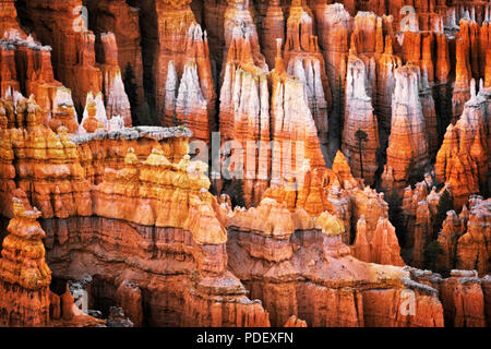 Le crépuscule civil du soir sur l'éclat de la ville silencieuse hoodoos de Inspiration Point dans l'Utah, le Parc National de Bryce Canyon. Banque D'Images