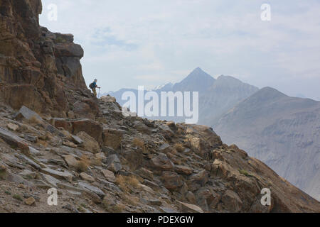 À la recherche sur l'Hindu Kush Afghan sur l'engel's Peak trek, Langar, Tadjikistan Banque D'Images