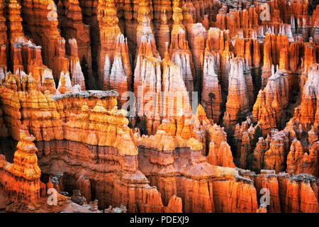 Le crépuscule civil du soir sur l'éclat de la ville silencieuse hoodoos de Inspiration Point dans l'Utah, le Parc National de Bryce Canyon. Banque D'Images