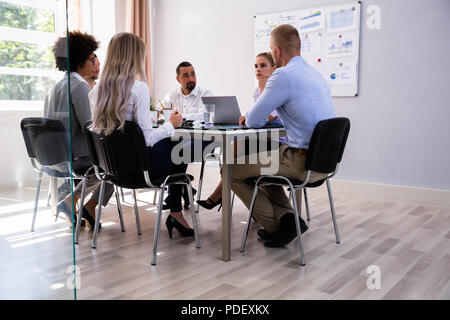 Groupe de Businesspeople Sitting in Office Au cours de la réunion d'affaires Banque D'Images