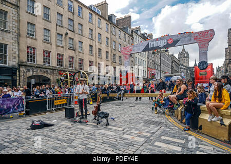 L'entrée est de l'Edinburgh Festival Fringe 2018 à High Street sur le Royal Mile Edinburgh Scotland UK avec busker Banque D'Images