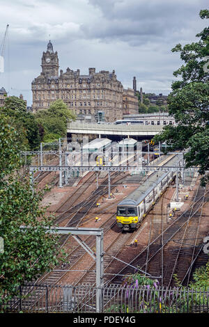 Scotrail Class 365 UEM de quitter la gare de Waverley dans la ville d'Edimbourg Ecosse Royaume-uni le 14.30 Départ pour la gare Queen Street de Glasgow. Banque D'Images